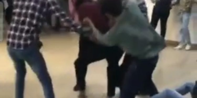 गलगोटिया यूनिवर्सिटी में छात्रों के दो गुटों में जमकर हुई मारपीट, वीडियो वायरल