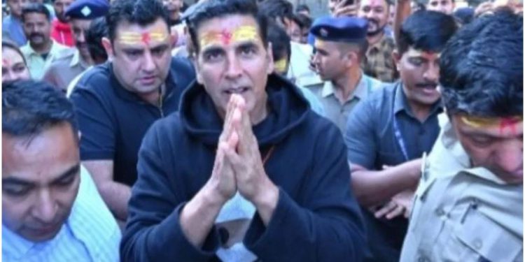 उत्तराखंड चार धाम यात्रा: बॉलीवुड अभिनेता अक्षय कुमार ने बदरीनाथ धाम में किए दर्शन, पूजा-अर्चना कर तुलसी माला भी की भेंट