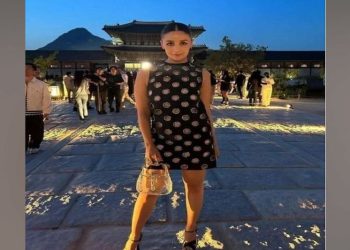 गुच्ची फैशन शो में ट्रांसपेरेंट बैग लेकर पहुंची Alia Bhatt, ब्लैक ड्रेस में दिखाई हॉटनेस