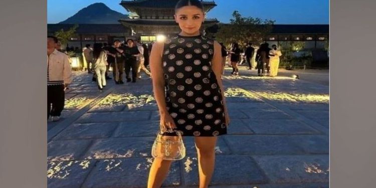 गुच्ची फैशन शो में ट्रांसपेरेंट बैग लेकर पहुंची Alia Bhatt, ब्लैक ड्रेस में दिखाई हॉटनेस