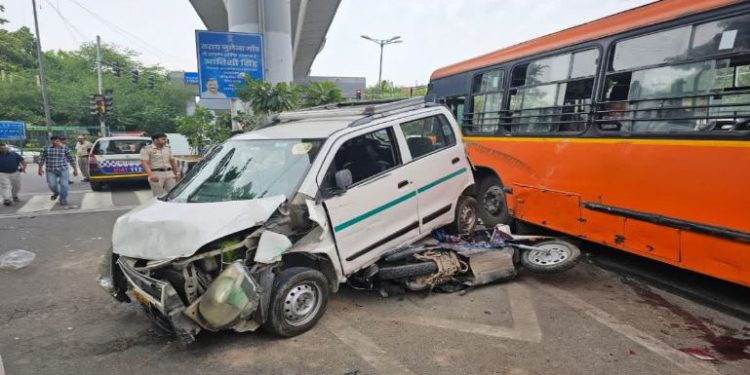 न्यू फ्रेंड्स कॉलोनी में  DTC बस ने 5 गाड़ियों को मारी टक्कर, 1 की मौत, 5 घायल