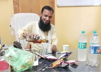 सहारनपुर की पुलिस चौकी में कुर्सी पर बैठकर पी शराब; फोटो वायरल, प्रभारी सस्पेंड