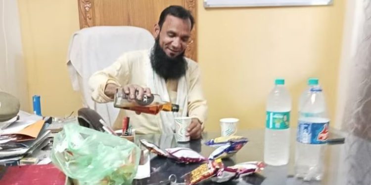 सहारनपुर की पुलिस चौकी में कुर्सी पर बैठकर पी शराब; फोटो वायरल, प्रभारी सस्पेंड