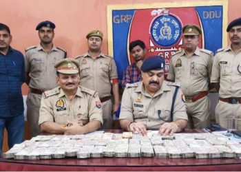 पीडीडीयू जंक्शन से मिले 53 लाख रुपये: बनारस से कोलकाता ले जाया जा रहा था बैग, पुलिस ने तलाशी ली तो उड़ गए होश
