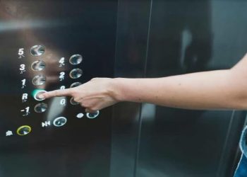 Delhi News: मौज मस्ती के लिए कनॉट प्लेस के क्लब गए थे चार दोस्त, एक घंटे तक लिफ्ट में फंसे तो करने लगे उल्टी