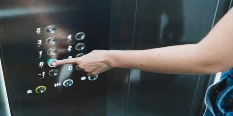 Delhi News: मौज मस्ती के लिए कनॉट प्लेस के क्लब गए थे चार दोस्त, एक घंटे तक लिफ्ट में फंसे तो करने लगे उल्टी