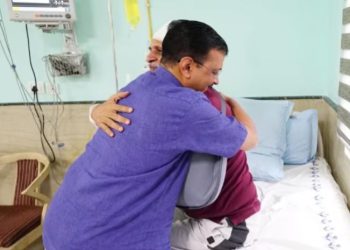 सत्येंद्र जैन का हालचाल लेने अस्पताल पहुंचे सीएम केजरीवाल, खुशी से गले लगाया