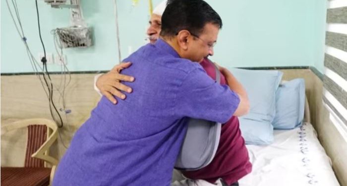 सत्येंद्र जैन का हालचाल लेने अस्पताल पहुंचे सीएम केजरीवाल, खुशी से गले लगाया
