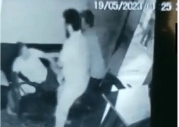 पहले पार्किंग को लेकर गार्ड से हुई महिला की नोकझोंक, फिर साथियों को बुलाकर कराई पिटाई