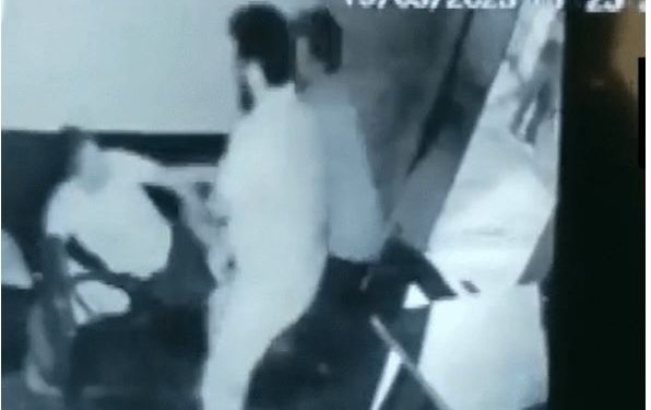 पहले पार्किंग को लेकर गार्ड से हुई महिला की नोकझोंक, फिर साथियों को बुलाकर कराई पिटाई