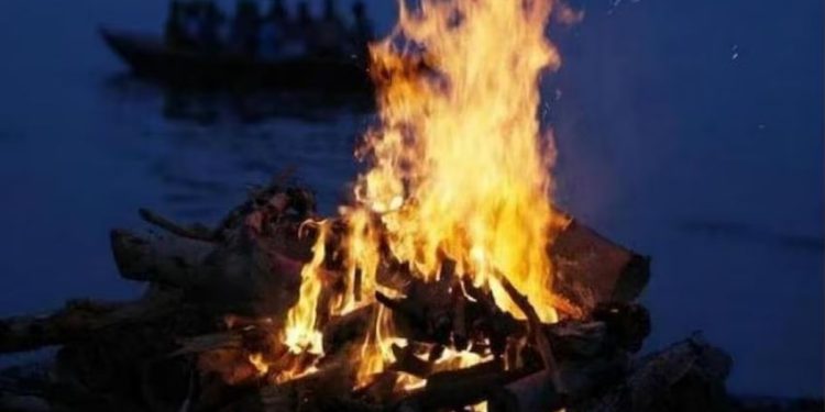 नहीं देखी होगी ऐसी दोस्ती! दोस्त की मौत का गम बर्दाश्त नहीं कर पाया युवक, जलती चिता पर कूदकर दे दी जान
