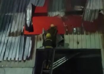 गद्दे के गोदाम में लगी भीषण आग: 8 दमकल की गाड़ियों ने बुझाई आग, लाखों का सामान जलकर हुआ राख