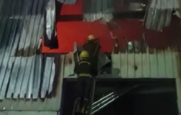 गद्दे के गोदाम में लगी भीषण आग: 8 दमकल की गाड़ियों ने बुझाई आग, लाखों का सामान जलकर हुआ राख