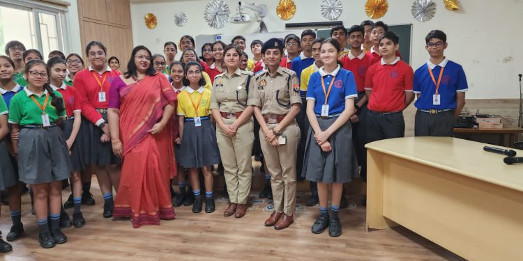 मिशन शक्ति कार्यक्रम के अंतर्गत बच्चों व महिलाओं को आत्मरक्षा के लिए किया गया जागरूक