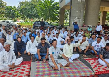 किसानों का प्राधिकरण पर मांगों को लेकर अनिश्चितकालीन महापड़ाव अभी भी जारी