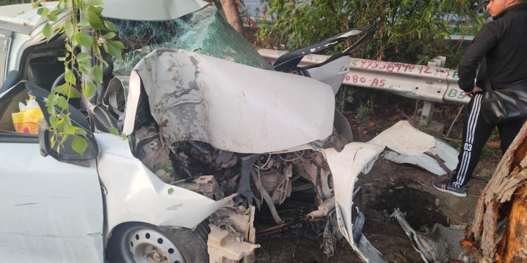 शादी से लौट रहे परिवार की कार पेड़ से टकराई, बच्चे सहित दंपति की मौत