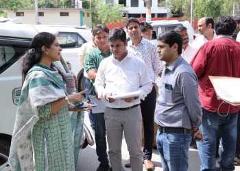 शहर का हाल जानने घंटो सड़कों पर निकली सीईओ रितु माहेश्वरी, लापरवाही मिलने पर कॉन्ट्रेक्टरों पर लगाया जुर्माना