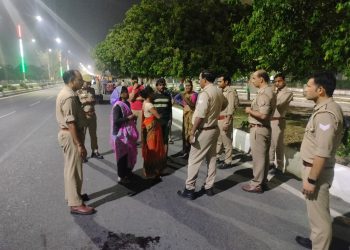 सड़क किनारे खड़े मजदूरों को तेज रफ्तार अज्ञात कार ने रौदा, दो की मौत एक की हालत गंभीर