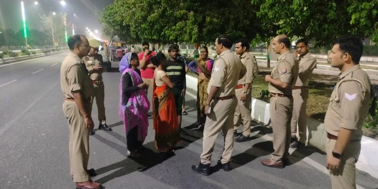 सड़क किनारे खड़े मजदूरों को तेज रफ्तार अज्ञात कार ने रौदा, दो की मौत एक की हालत गंभीर