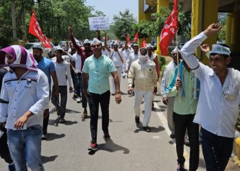 किसानों ने ग्रेटर नोएडा प्राधिकरण के खिलाफ निकाला विरोध जुलूस