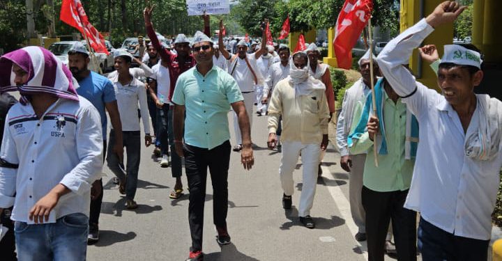 किसानों ने ग्रेटर नोएडा प्राधिकरण के खिलाफ निकाला विरोध जुलूस