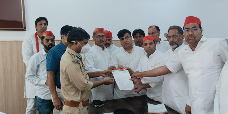 निष्पक्ष चुनाव को लेकर सपाइयों ने सौंपा ज्ञापन