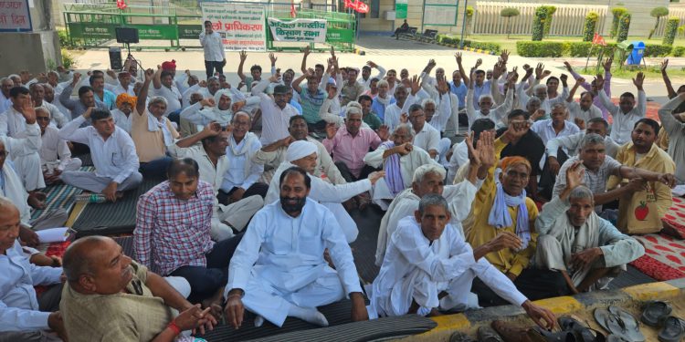 किसानों ने प्राधिकरण पर लगाया वादाखिलाफी आरोप, मागे पूरी होने तक जारी रहेगा आंदोलन