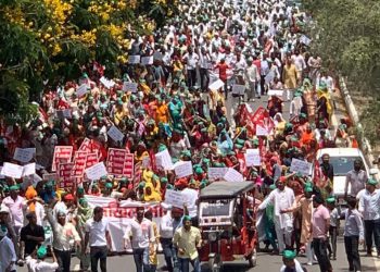 ग्रेटर नोएडा प्राधिकरण कार्यालय पर जुलूस के बाद धरना दे रहे किसानों ने की महापंचायत