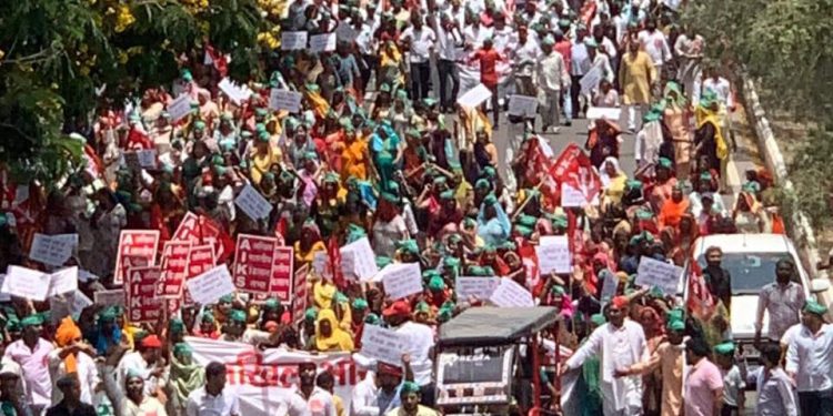 ग्रेटर नोएडा प्राधिकरण कार्यालय पर जुलूस के बाद धरना दे रहे किसानों ने की महापंचायत