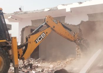 सूरजपर में बने अवैध दुकानों के अतिक्रमण को प्राधिकरण ने किया ध्वस्त