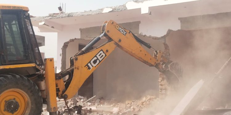 सूरजपर में बने अवैध दुकानों के अतिक्रमण को प्राधिकरण ने किया ध्वस्त