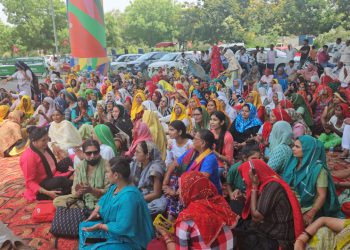 ग्रेटर नोएडा प्राधिकरण पर चल रहे किसानों के 25 वें दिन धरने का महिलाओं ने किया संचालन
