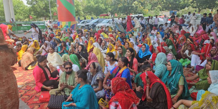 ग्रेटर नोएडा प्राधिकरण पर चल रहे किसानों के 25 वें दिन धरने का महिलाओं ने किया संचालन