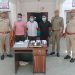 बंद पॉलिसी के नाम पर धोखाधड़ी करने के तीन आरोपियों को पुलिस ने किया गिरफ्तार, नगदी व सामान बरामद