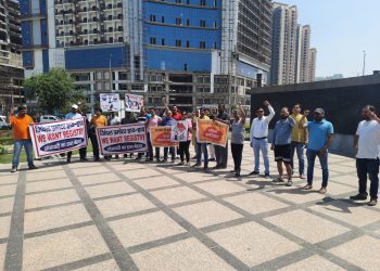 भीषण गर्मी के बीच भी ग्रेटर नोएडा वेस्ट में घर खरीदारों ने अपनी मांगों को लेकर किया प्रदर्शन