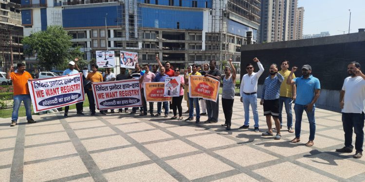 भीषण गर्मी के बीच भी ग्रेटर नोएडा वेस्ट में घर खरीदारों ने अपनी मांगों को लेकर किया प्रदर्शन