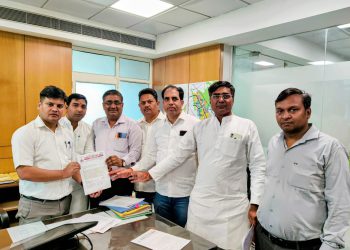 अर्श लाईन स्कूल द्वारा ग्रीन बेल्ट पर अवैध कब्जे को ध्वस्त करने के संबंध में सौंपा ज्ञापन