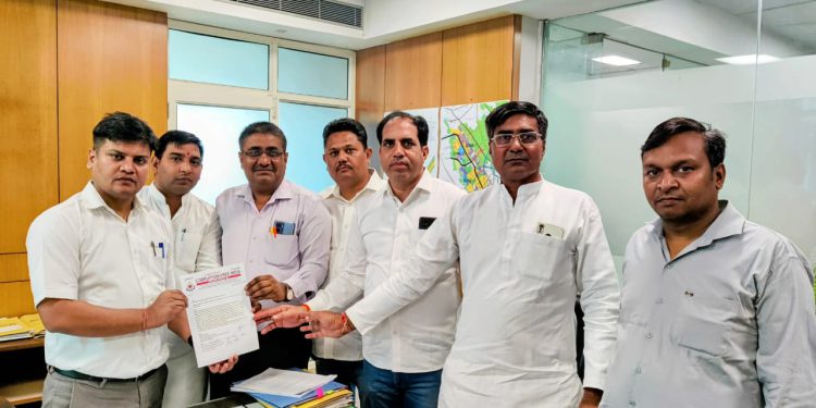 अर्श लाईन स्कूल द्वारा ग्रीन बेल्ट पर अवैध कब्जे को ध्वस्त करने के संबंध में सौंपा ज्ञापन