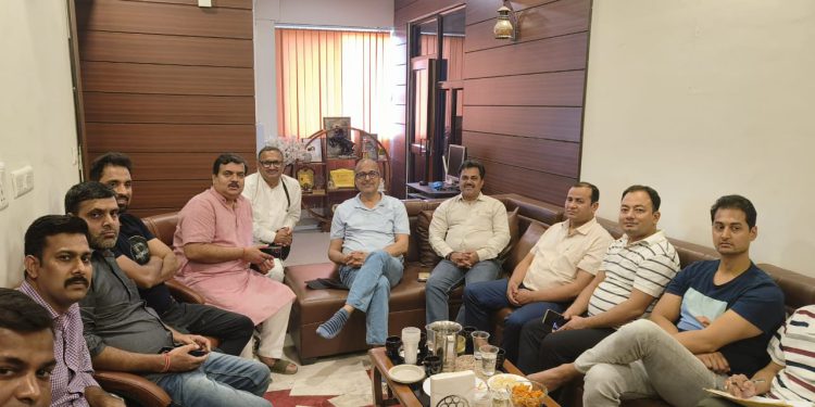 देविका गोल्ड होम्ज़ बिल्डर से परेशान निवासियों ने की बैठक, खटखटाएंगे कोर्ट का दरबाजा 