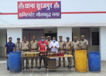 गैर राज्य की शराब के साथ पार्टी करने वाले एक विदेशी नागरिक सहित दो लोगों को पुलिस ने किया गिरफ्तार