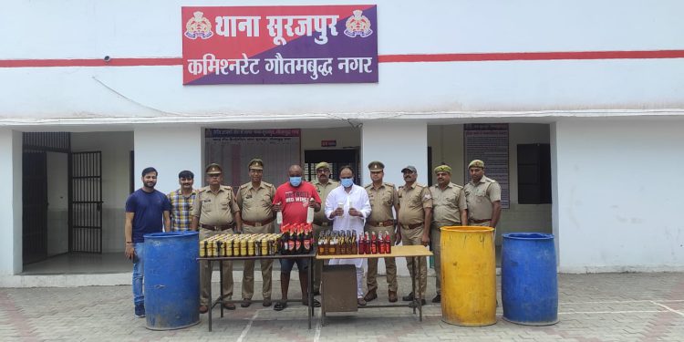 गैर राज्य की शराब के साथ पार्टी करने वाले एक विदेशी नागरिक सहित दो लोगों को पुलिस ने किया गिरफ्तार