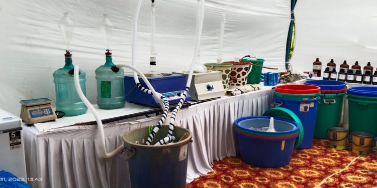 अवैध फैक्ट्री का भंडाफोड़ करते हुए पुलिस ने तीन नाइजीरियनो को किया गिरफ्तार, 150 करोड़ की ड्रग्स बरामद