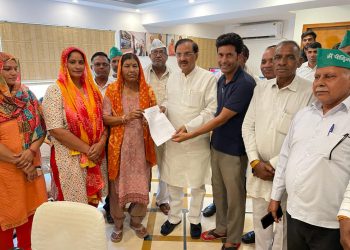 किसानों के प्रतिनिधिमंडल ने अपनी मांगों को लेकर सांसद को सौपा ज्ञापन