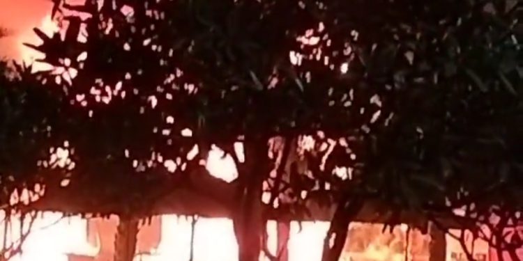 गलगोटिया विश्वविद्यालय के फूड कोर्ट में देर रात लगी भयानक आग, फायर विभाग की कई गाड़ियों ने घंटो के बाद पाया काबू