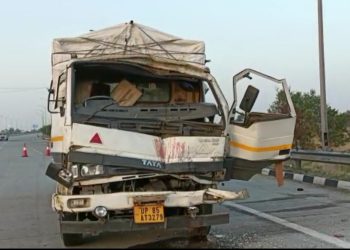 विपरीत दिशा से आ रहे ट्रक ने कैंटर को मारी जोरदार टक्कर, चालक और परिचालक गंभीर रूप से घायल