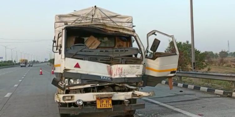 विपरीत दिशा से आ रहे ट्रक ने कैंटर को मारी जोरदार टक्कर, चालक और परिचालक गंभीर रूप से घायल