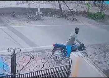 ग्रेटर नोएडा में चोरों के हौसले बुलंद दिनदहाड़े घर के बाहर से बाइक को लेकर चोर हुआ फरार, देखे सीसीटीवी