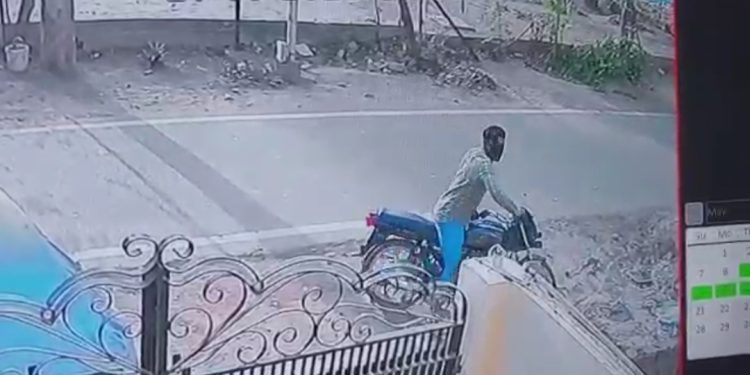 ग्रेटर नोएडा में चोरों के हौसले बुलंद दिनदहाड़े घर के बाहर से बाइक को लेकर चोर हुआ फरार, देखे सीसीटीवी
