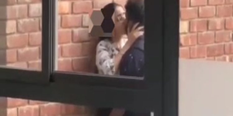 निजी यूनिवर्सिटी में छात्र और छात्रा किसिंग और अश्लील हरकतें करते हुए वीडियो हुई वायरल