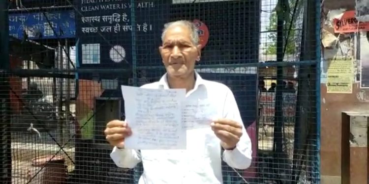 बस स्टैंड पर लगे सार्वजनिक वाटर कूलर और प्याऊ को चालू कराने की मांग